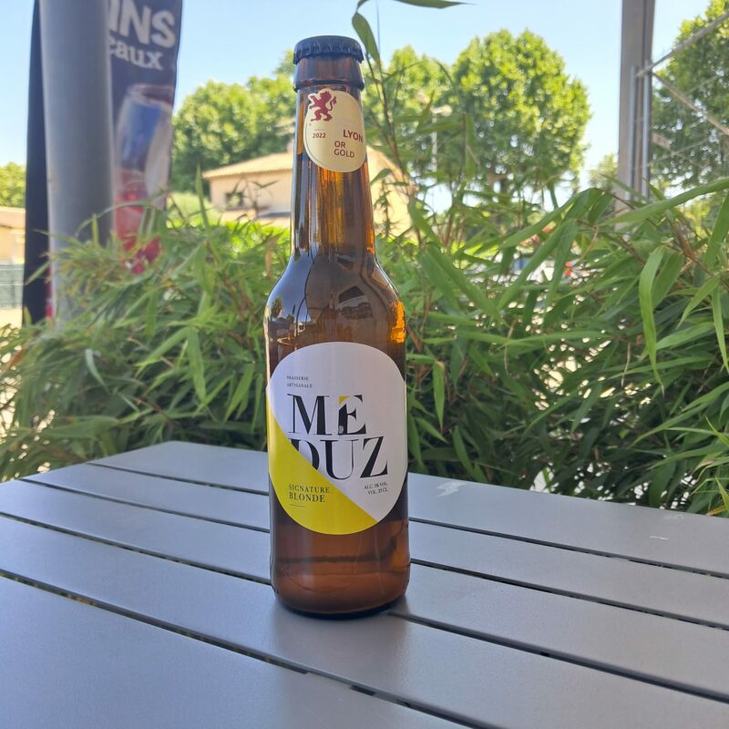 Bouteille de bière blonde signature 33cl de la Brasserie Meduz, artisanale et florale