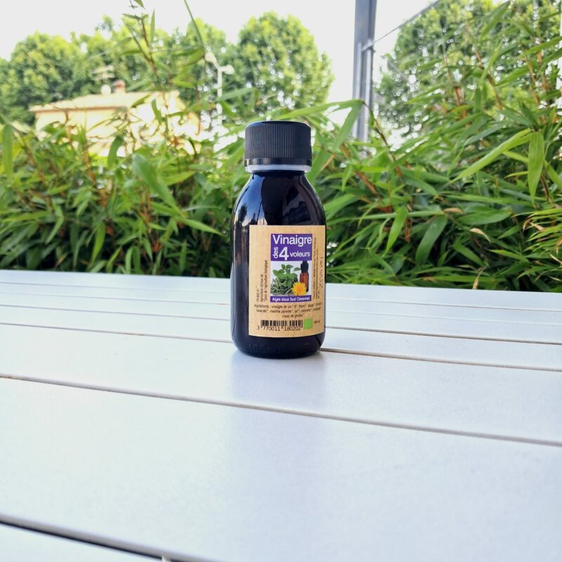 Bouteille de vinaigre des 4 voleurs aux plantes médicinales – remède naturel artisanal