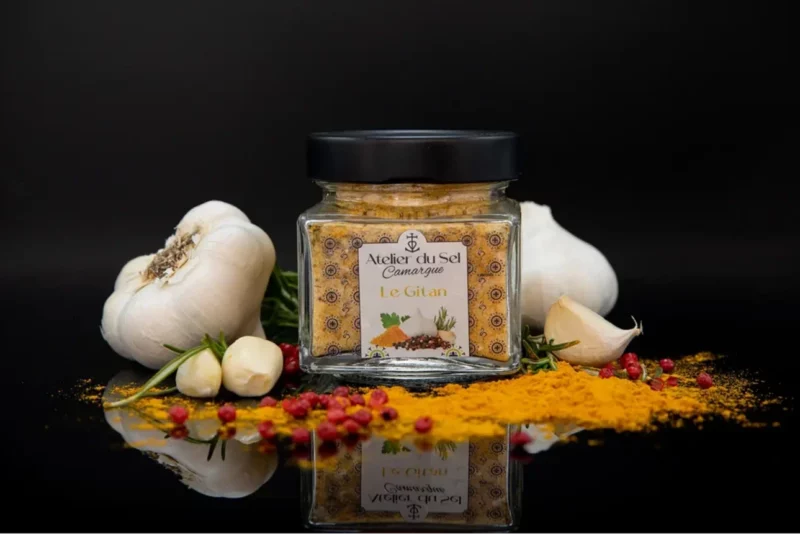 Pot de Sel de Camargue Le Gitan 200g aux épices naturelles – ail, curcuma, poivre, romarin, baies roses.