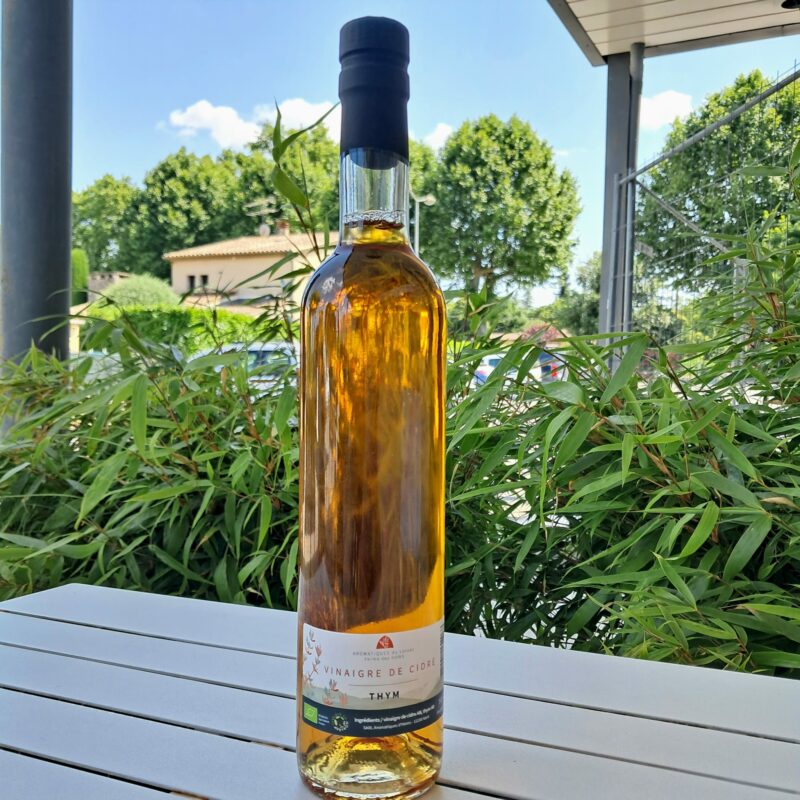 Bouteille de vinaigre de cidre au thym 25 cl – Ferme des Homs – condiment aromatique naturel