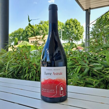 Bouteille de vin rouge Terre Astrale 75 cl du Domaine de l’Églisette, robe rubis profond, vignoble cévenol