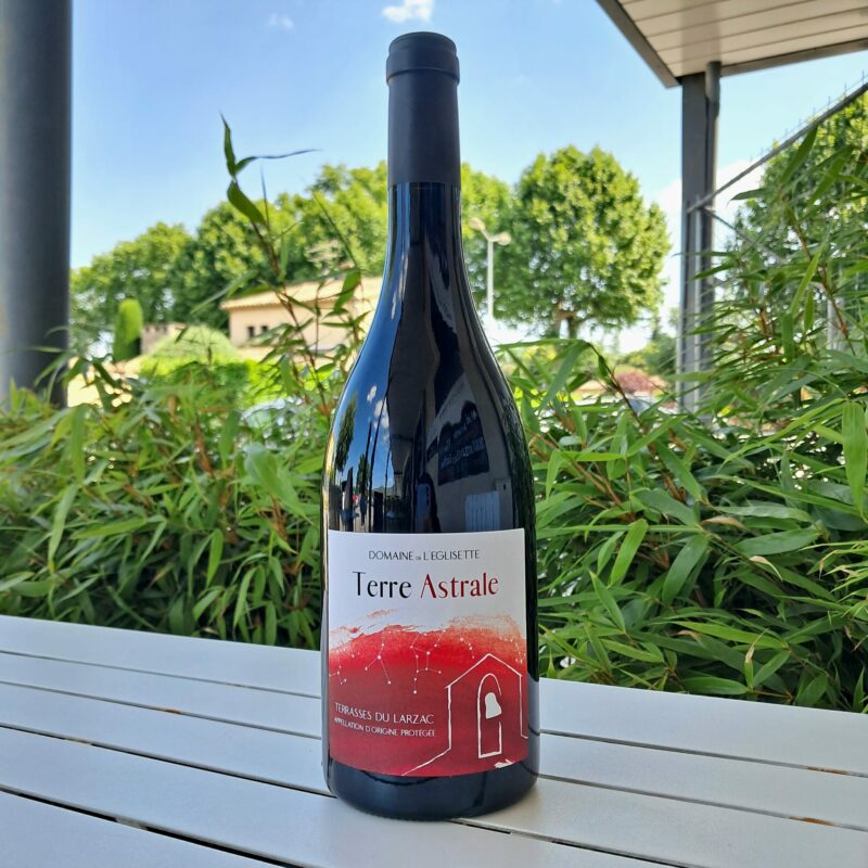 Bouteille de vin rouge Terre Astrale 75 cl du Domaine de l’Églisette, robe rubis profond, vignoble cévenol